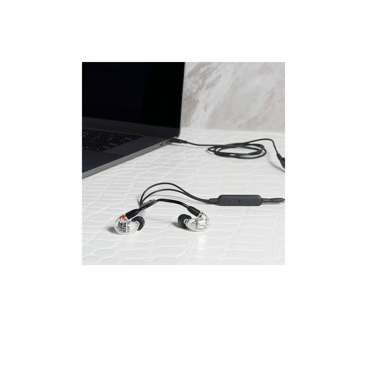 سماعات أذن Shure AONIC 5 السلكية العازلة للصوت، صوت عالي الوضوح + صوت جهير طبيعي، ثلاثة محركات، ملاءمة آمنة داخل الأذن، كابل قابل للفصل، جودة متينة، متوافق مع أجهزة Apple وAndroid - شفاف 