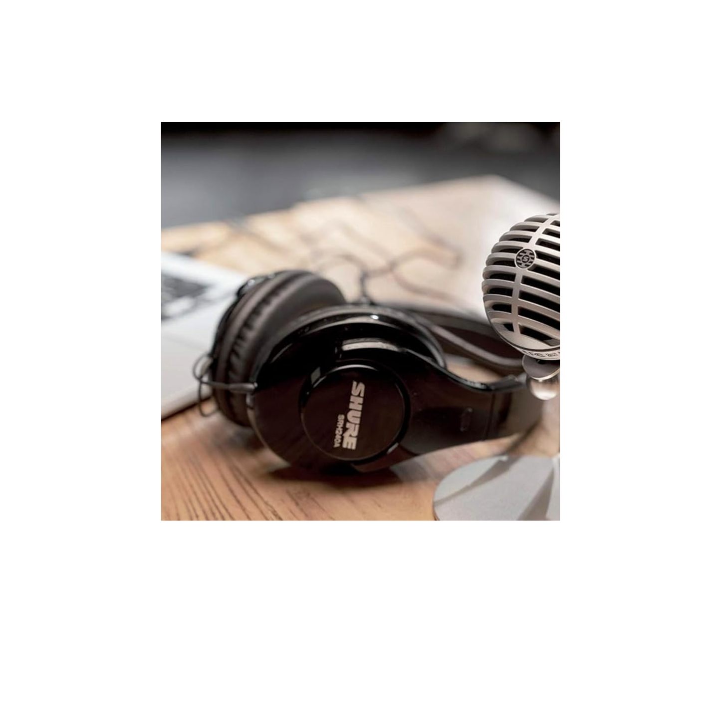 سماعات الرأس Shure SRH240A ذات الجودة الاحترافية - للتسجيل المنزلي والاستماع اليومي، محركات ديناميكية من النيوديميوم مقاس 40 مم للحصول على صوت جهير كامل وارتفاعات تفصيلية، محول مطلي بالنيكل مقاس 1/4 بوصة (6.3 مم) 