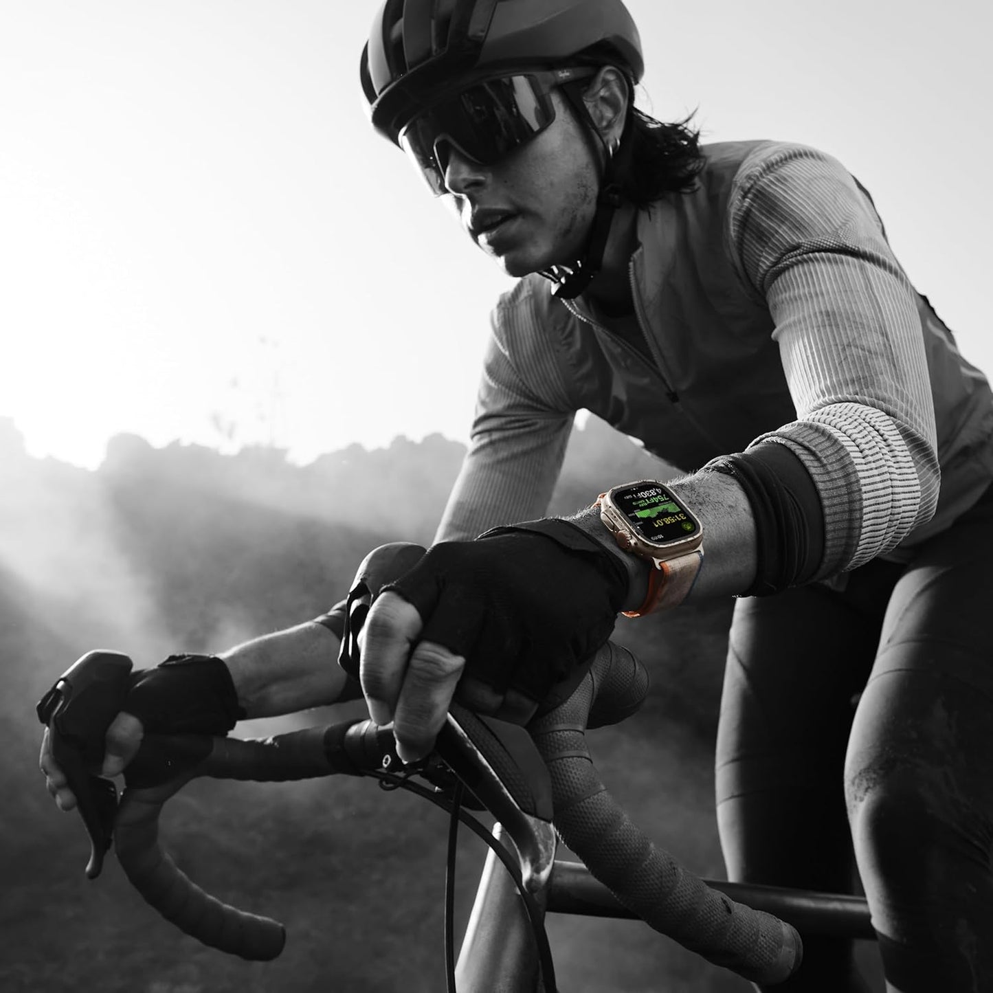 ساعة Apple Watch Ultra 2 [GPS + Cellular 49mm] الذكية مع هيكل متين من التيتانيوم وسوار محيطي أبيض. جهاز تعقب اللياقة البدنية، نظام تحديد المواقع العالمي (GPS) الدقيق، زر الإجراء، عمر بطارية طويل جدًا، شاشة شبكية العين الساطعة 