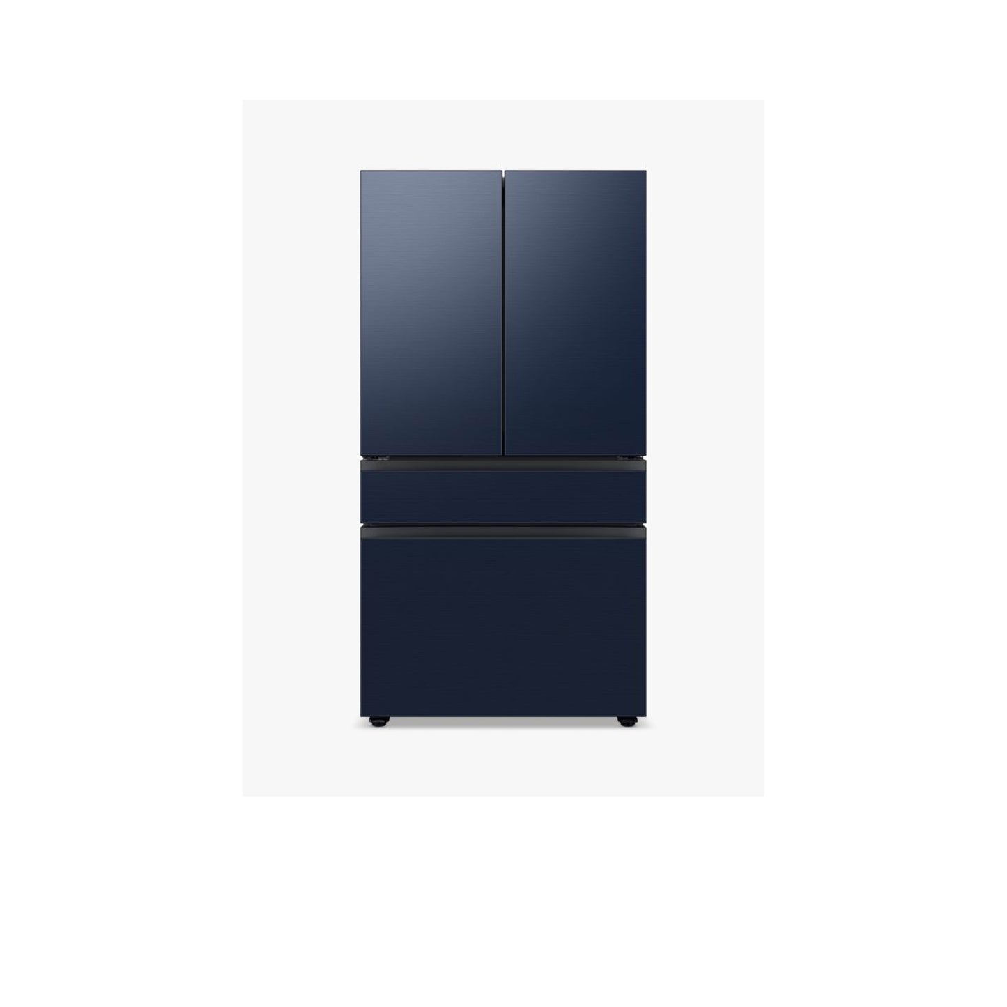 ثلاجة مخصصة بباب فرنسي بأربعة أبواب (23 قدمًا مكعبًا) مع ألواح علوية من الزجاج باللون الأزرق الصباحي وألواح وسطى وسفلية من الزجاج الأبيض.
